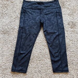 Black Skull Pattern Halloween CVG Women’s Cropped Leggings XL